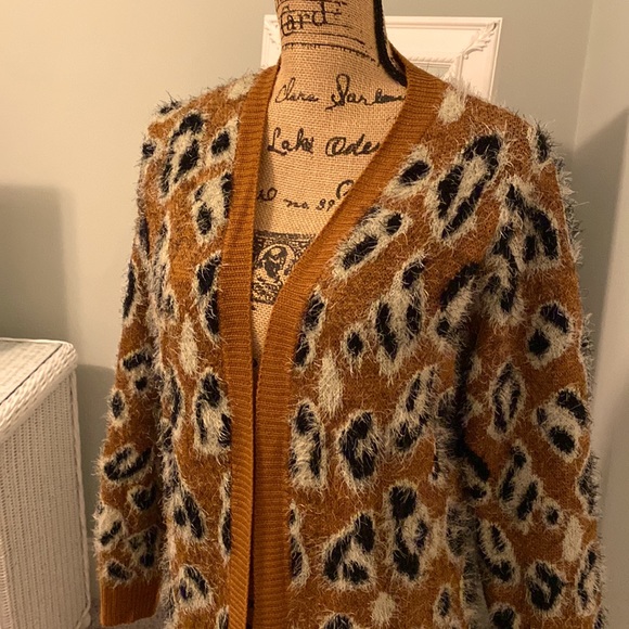 Daytrip cardigan sweater w/leopard pattern, size M. - Picture 2 of 9